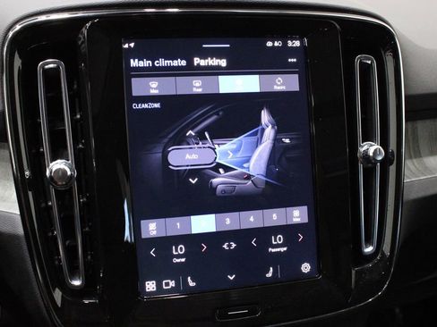 Used 2025 Volvo XC40 B5 Plus image 42