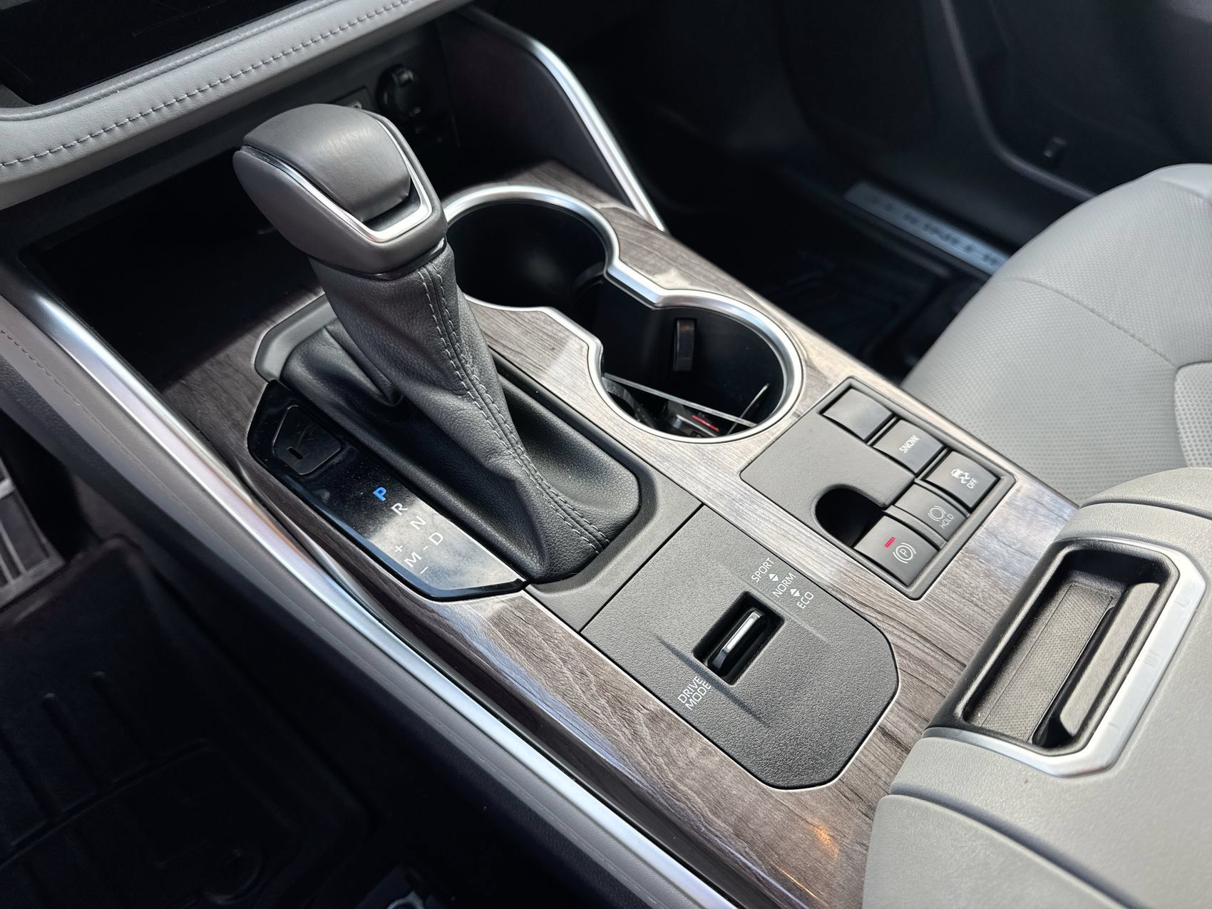 Used 2023 Toyota Highlander Limited FWD image 19