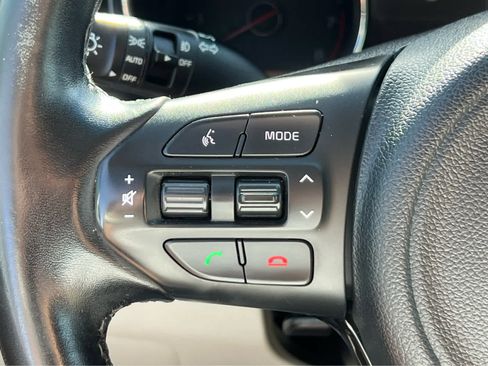 Used 2016 Kia Sedona SX image 32