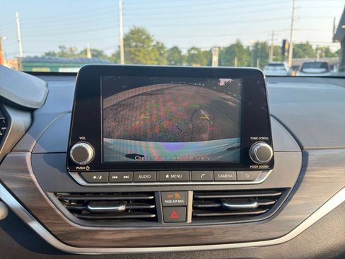 Used 2025 Nissan Altima 2.5 SV FWD image 24