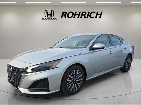 Used 2023 Nissan Altima 2.5 SV image 1