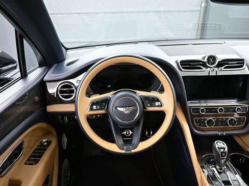 Certified 2023 Bentley Bentayga Extended Wheelbase AWD/4WD image 18