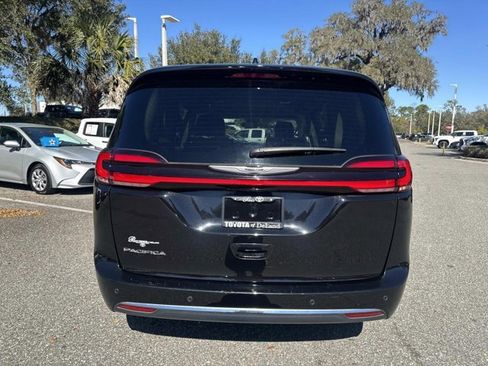 Used 2024 Chrysler Pacifica Touring-L image 3