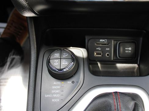 Used 2017 Jeep Cherokee Trailhawk image 24