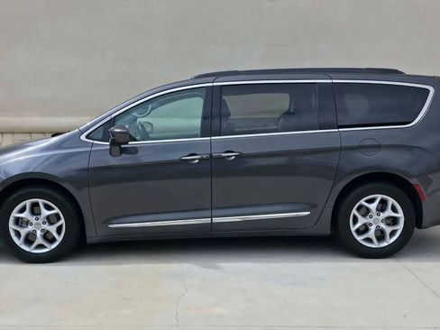 Used 2017 Chrysler Pacifica Touring-L w/ Tire & Wheel Group FWD image 4