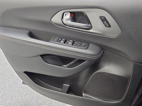 Used 2025 Chrysler Pacifica Select FWD image 28