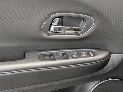 Used 2018 Honda HR-V EX image 16