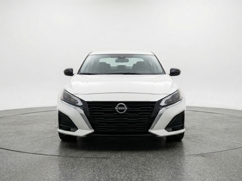 Used 2025 Nissan Altima 2.5 SV FWD image 2