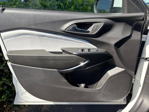 Used 2025 Chevrolet Trax LT FWD image 18