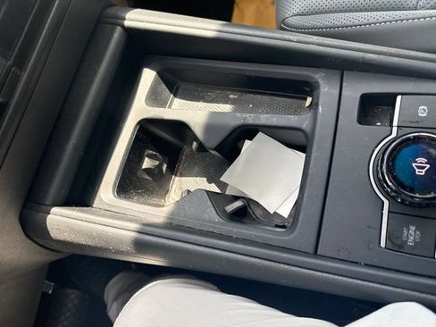 Used 2025 Volkswagen Tiguan SE w/ Panoramic Sunroof Package AWD/4WD image 21