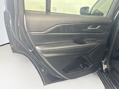 Used 2023 Jeep Grand Cherokee L Laredo image 27