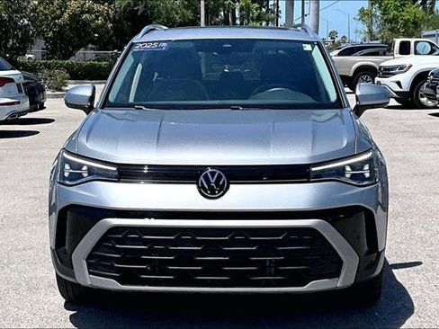 Used 2025 Volkswagen Taos SE w/ Panoramic Sunroof Package FWD image 10