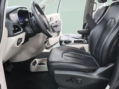 Used 2023 Chrysler Pacifica Touring-L FWD image 17