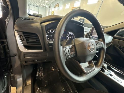 Used 2025 Nissan Rogue S image 12