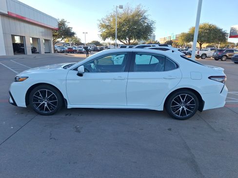 Used 2024 Toyota Camry SE image 3