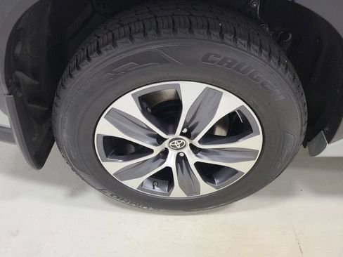 Used 2022 Toyota Highlander XLE AWD/4WD image 41