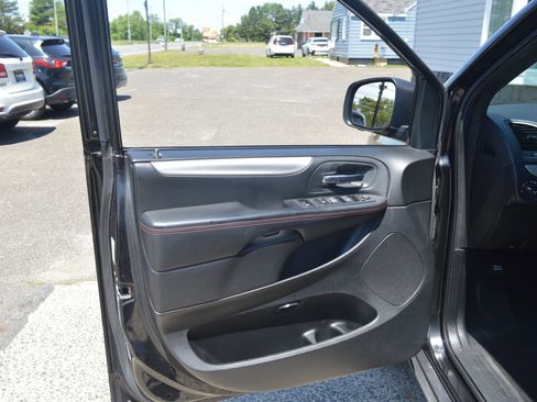 Used 2017 Dodge Grand Caravan GT FWD image 29