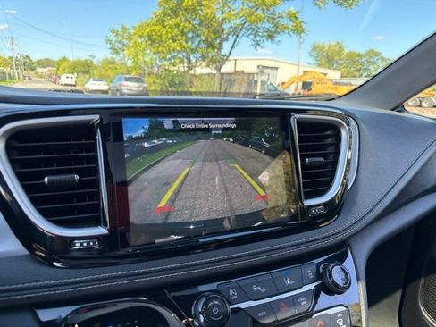 Used 2025 Chrysler Pacifica Limited FWD image 34