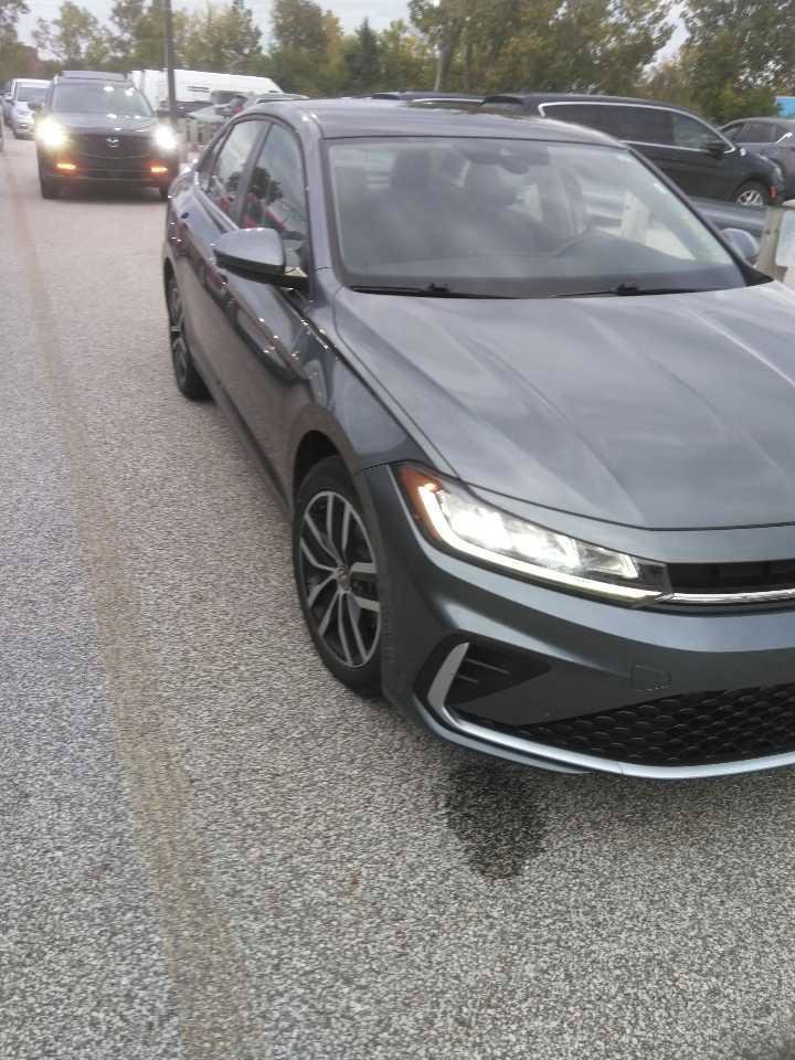 Used 2025 Volkswagen Jetta SE FWD image 1