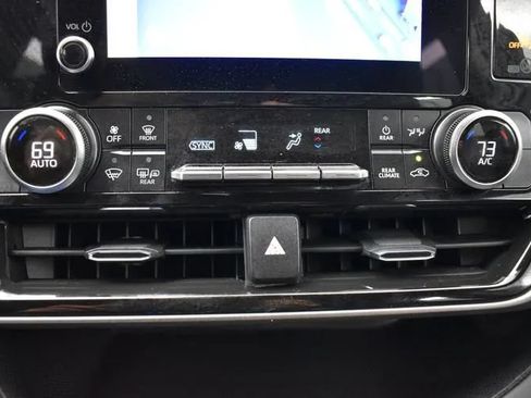Used 2025 Toyota Highlander LE FWD image 34