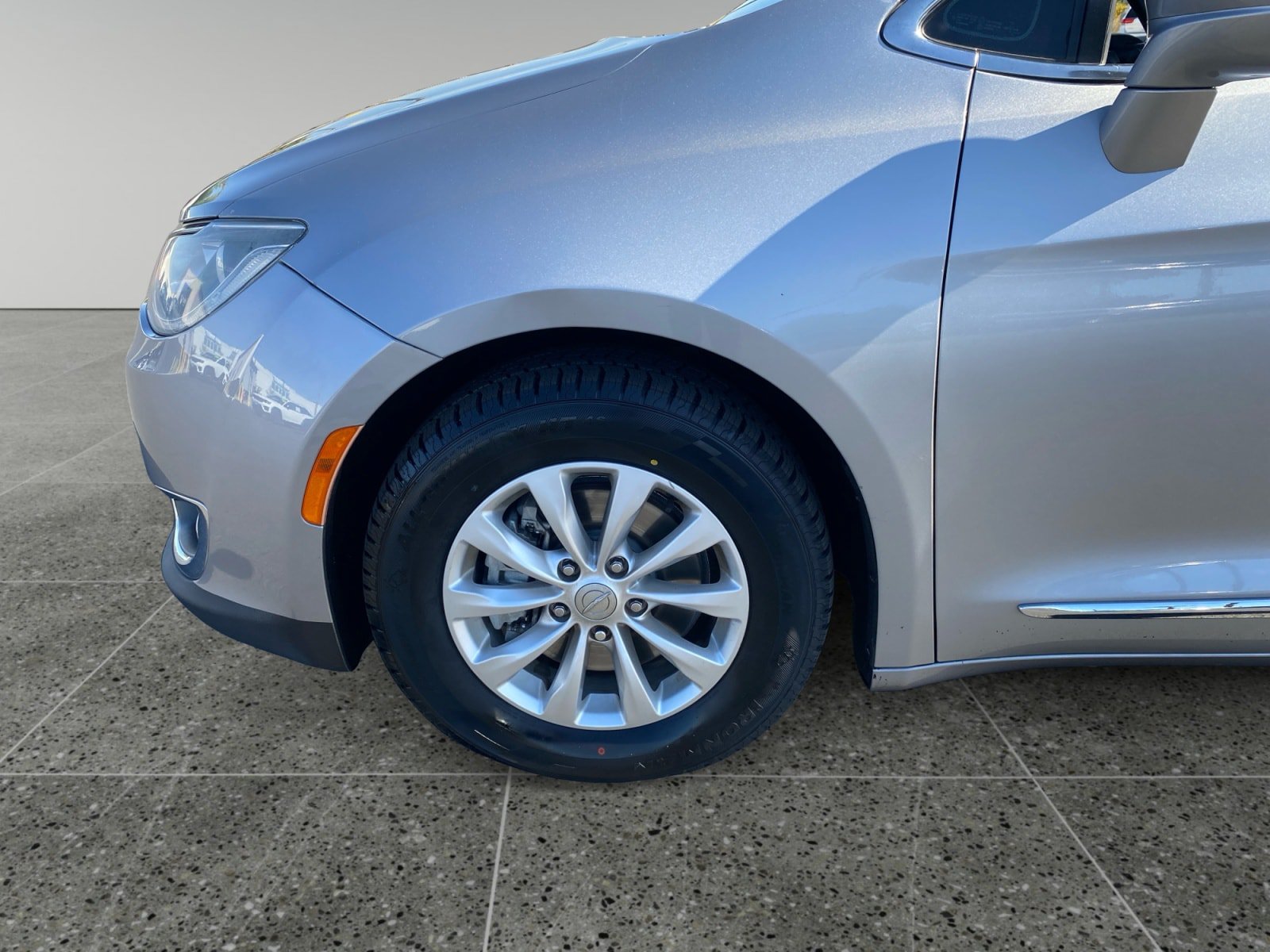 Used 2017 Chrysler Pacifica Touring-L FWD image 14