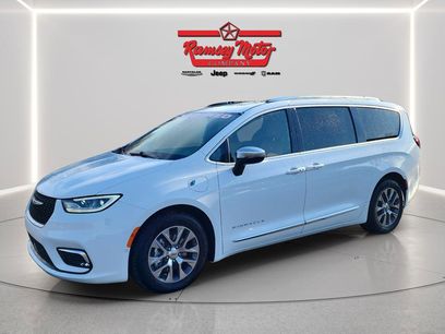 Used 2025 Chrysler Pacifica Pinnacle
