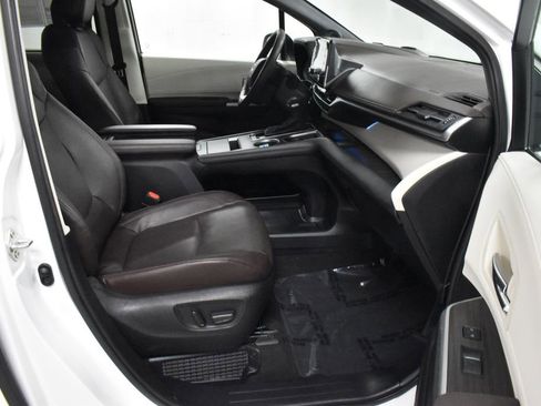 Certified 2024 Toyota Sienna Platinum image 13