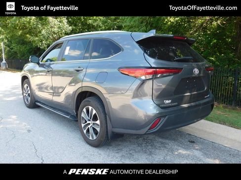 Used 2023 Toyota Highlander XLE AWD/4WD image 10