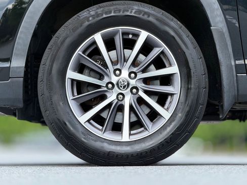 Used 2019 Toyota Highlander XLE AWD/4WD image 18