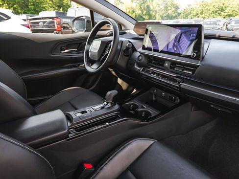 Used 2025 Toyota Prius AWD image 38
