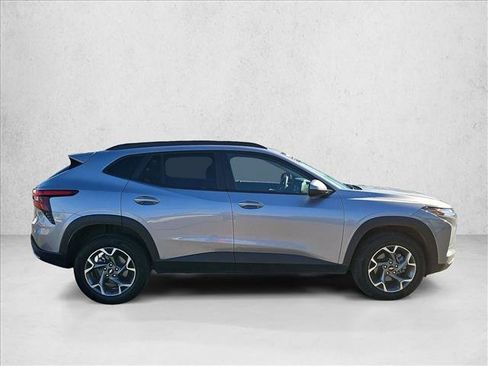 Used 2025 Chevrolet Trax LT FWD image 4
