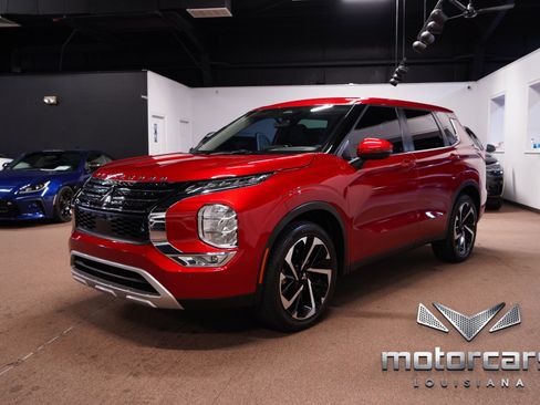 Used 2023 Mitsubishi Outlander SE image 3