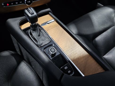 Used 2022 Volvo XC90 T6 Momentum image 16