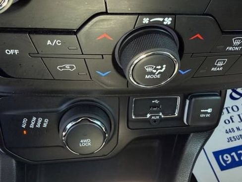 Used 2023 Jeep Renegade Latitude AWD/4WD image 15