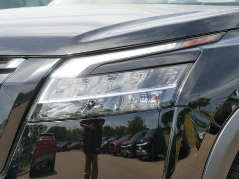 Used 2023 Nissan Pathfinder Platinum w/ Lighting Package (N93) AWD/4WD image 10