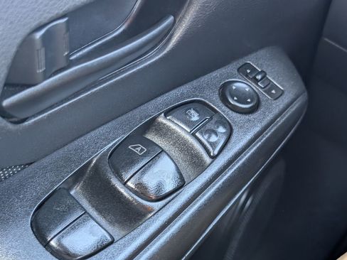 Used 2019 Nissan Kicks S image 11