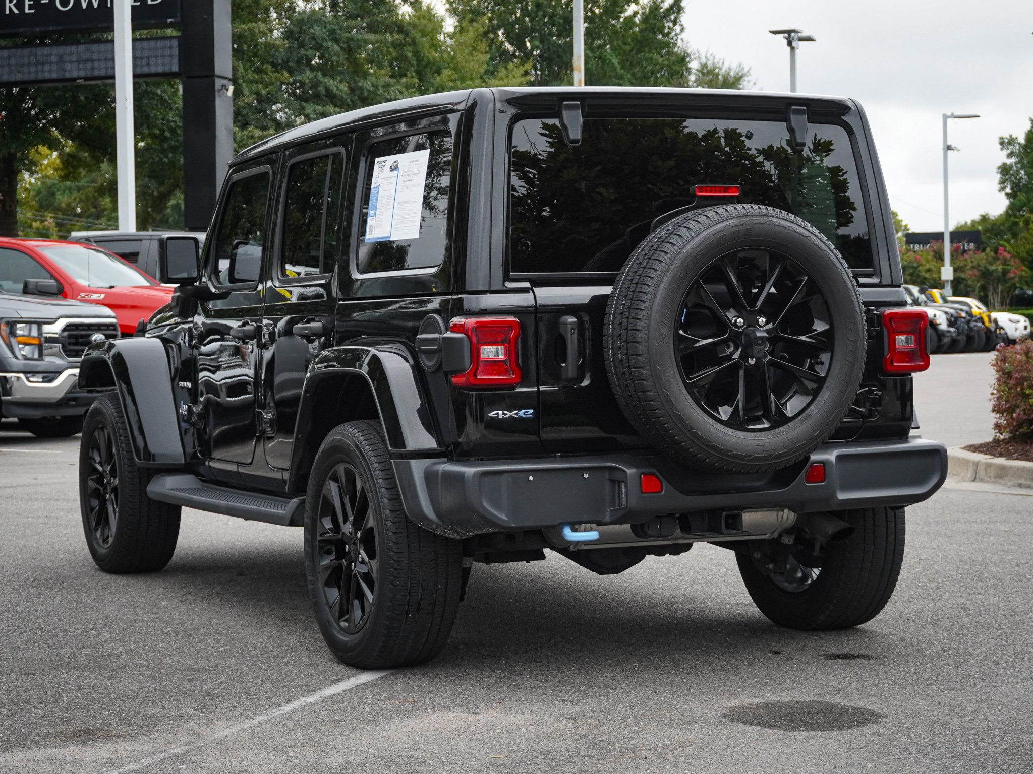 Used 2022 Jeep Wrangler Unlimited Sahara w/ Cold Weather Group AWD/4WD image 8