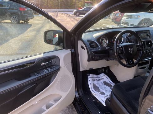 Used 2016 Dodge Grand Caravan SE image 10
