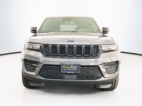 Used 2024 Jeep Grand Cherokee Altitude image 2