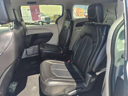 Used 2024 Chrysler Pacifica Touring-L FWD image 13