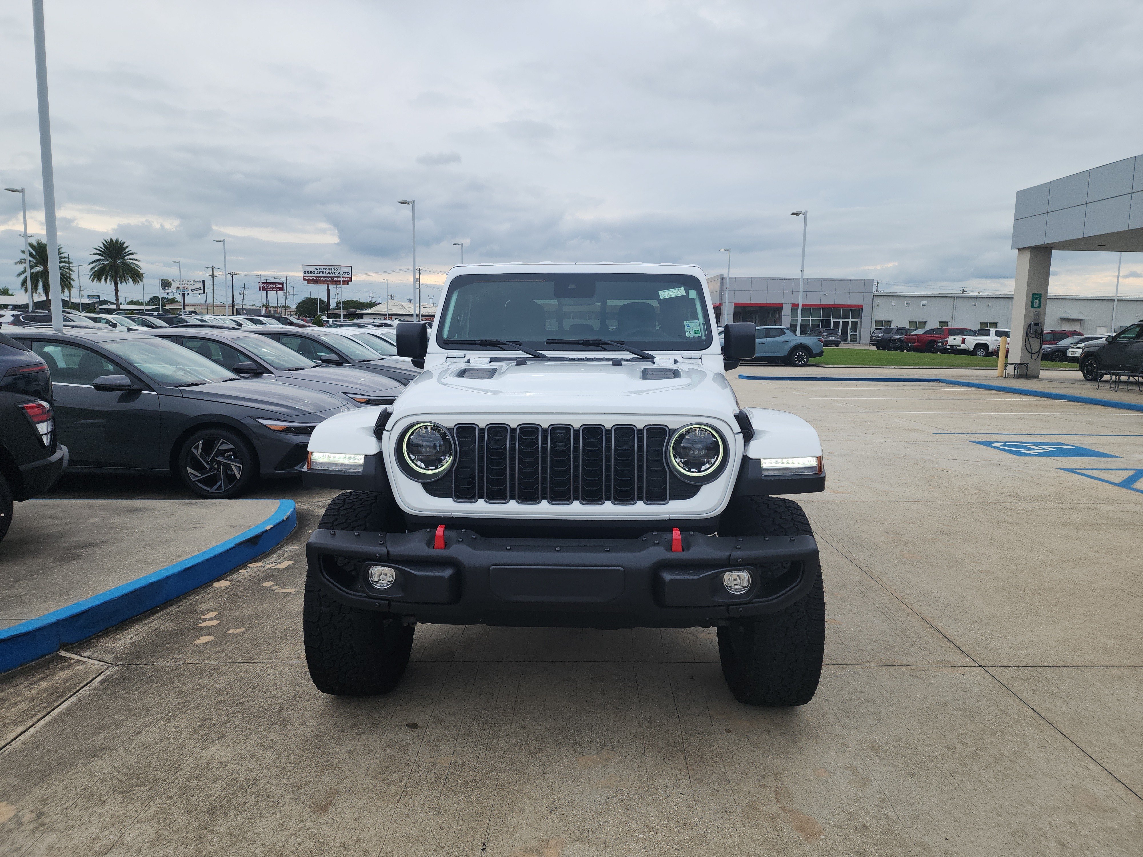 Used 2025 Jeep Gladiator Rubicon AWD/4WD image 2