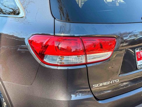 Used 2016 Kia Sorento LX image 7