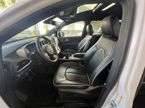 Used 2025 Chrysler Pacifica Limited image 31