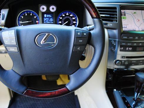 Used 2011 Lexus LX 570 4WD w/ Luxury Pkg image 31