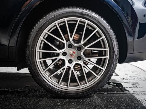 Used 2023 Porsche Cayenne Platinum Edition image 12