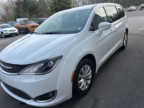 Used 2018 Chrysler Pacifica Touring Plus image 6
