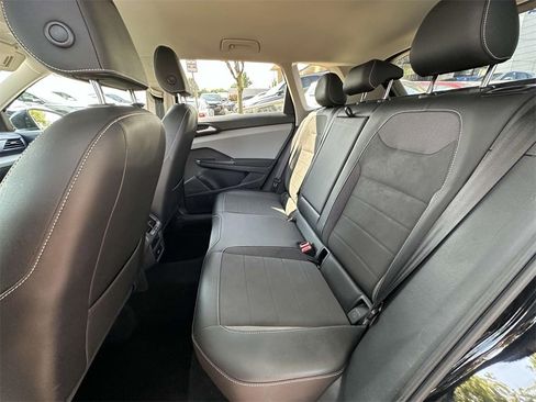 Used 2022 Volkswagen Taos SE image 21