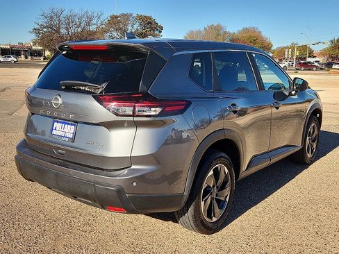 Used 2024 Nissan Rogue SV image 3