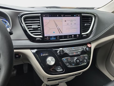 Used 2024 Chrysler Pacifica Limited FWD image 6