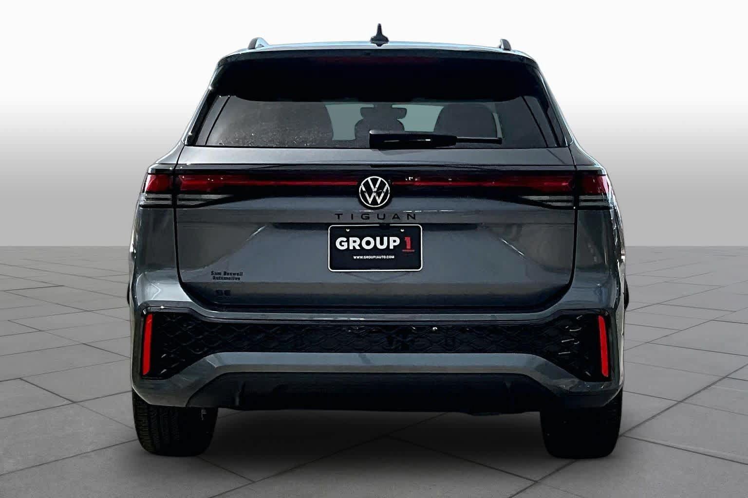 Used 2025 Volkswagen Tiguan SE R-Line FWD image 5